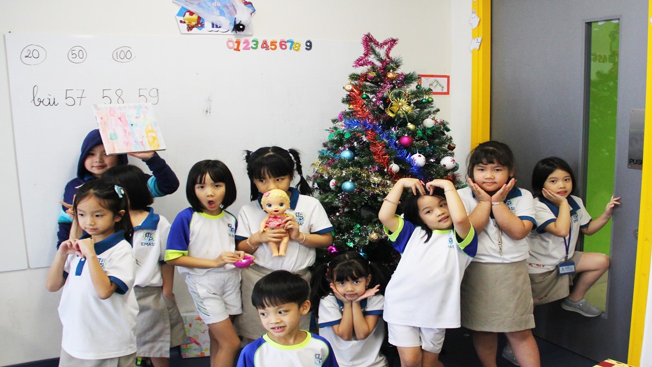 Khám Phá Thế Giới Giáng Sinh EMASI Đầy Màu Sắc