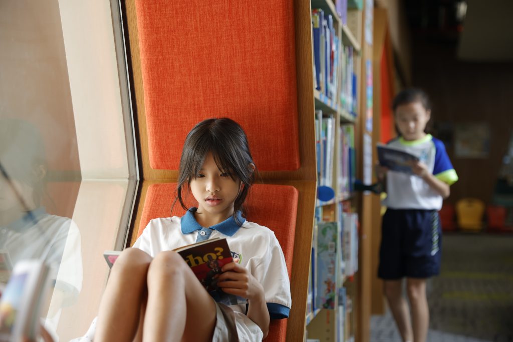 Các khoảnh khắc được đắm chìm trong thế giới sách sẽ giúp bồi dưỡng tư duy và cảm xúc cho học sinh