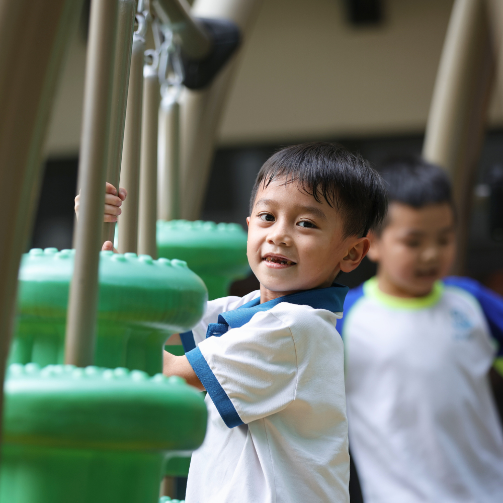 Inquire now <br><strong>& Book a tour</strong>  