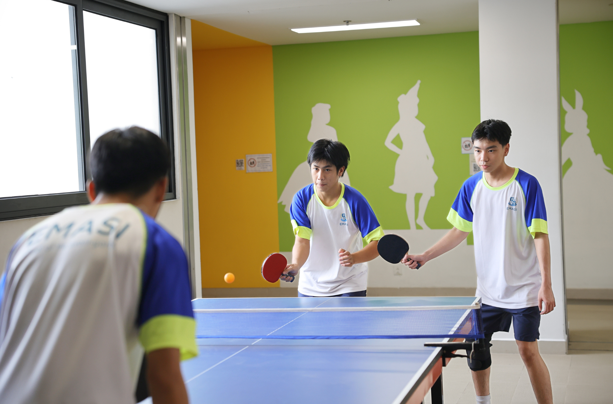 CÂN BẰNG GIỮA KIẾN THỨC, THỂ CHẤT VÀ NGHỆ THUẬT TRONG GIÁO DỤC 