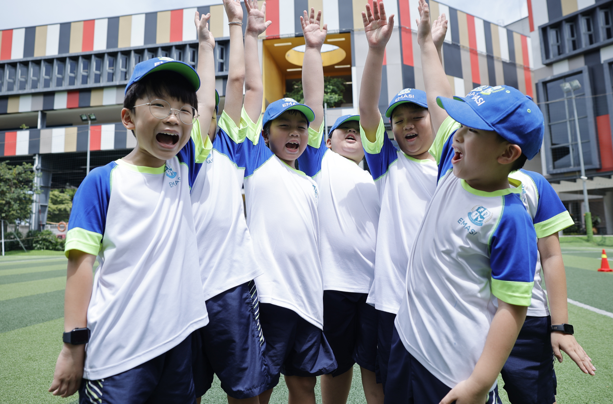 CÂN BẰNG GIỮA KIẾN THỨC, THỂ CHẤT VÀ NGHỆ THUẬT TRONG GIÁO DỤC 