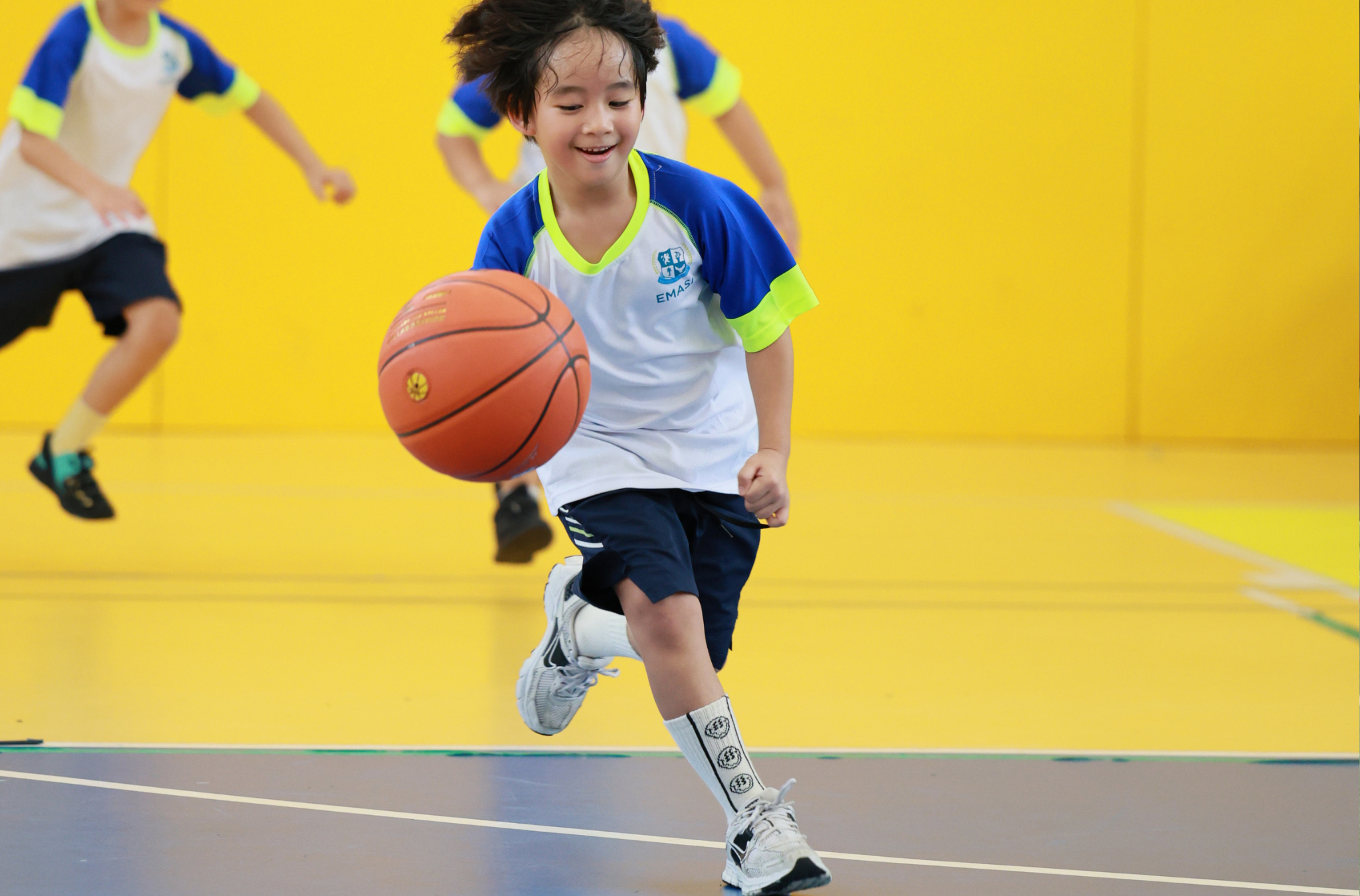 CÂN BẰNG GIỮA KIẾN THỨC, THỂ CHẤT VÀ NGHỆ THUẬT TRONG GIÁO DỤC 