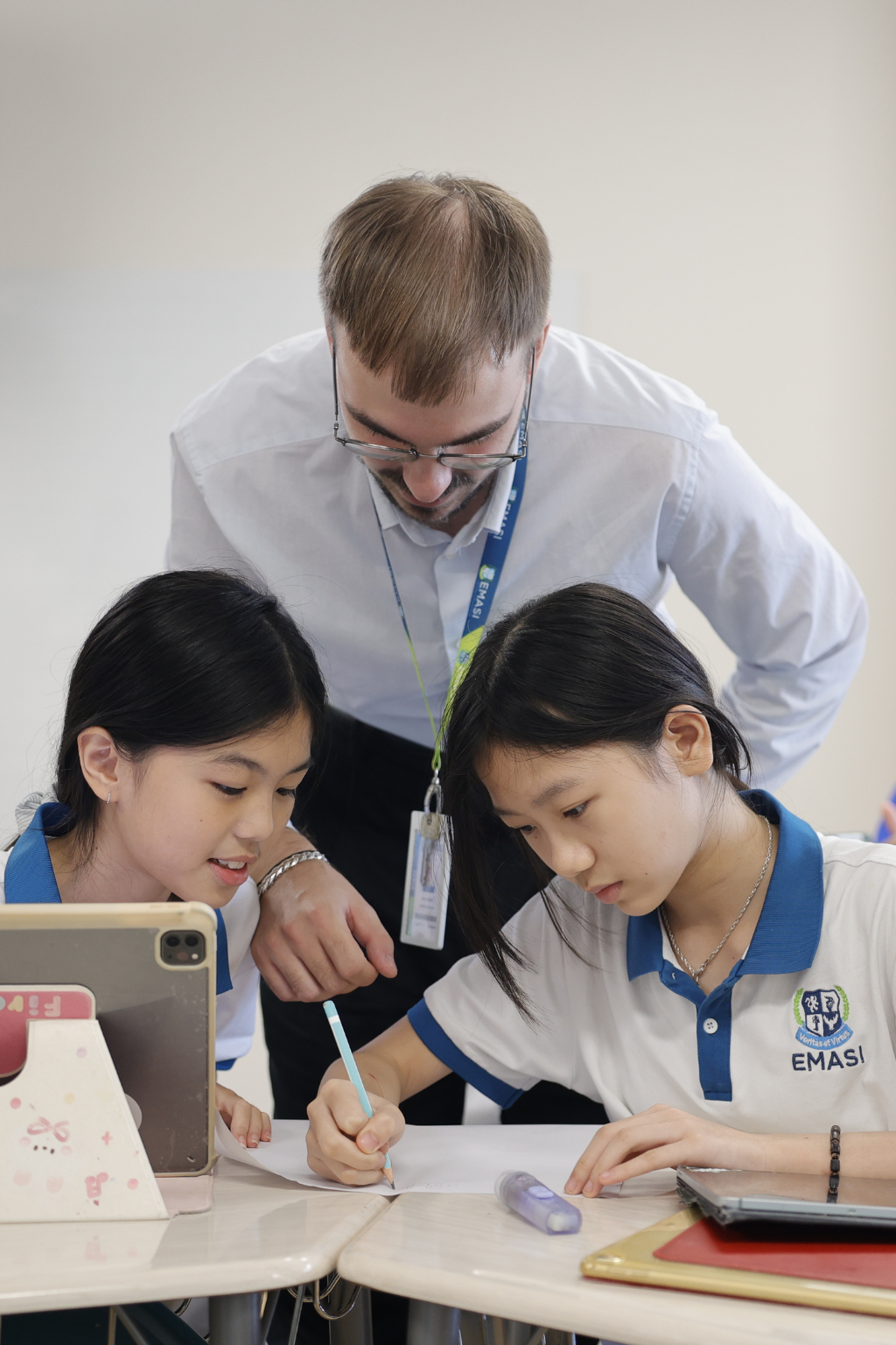 Đăng ký tư vấn & <br><strong> đặt lịch tham quan </strong>